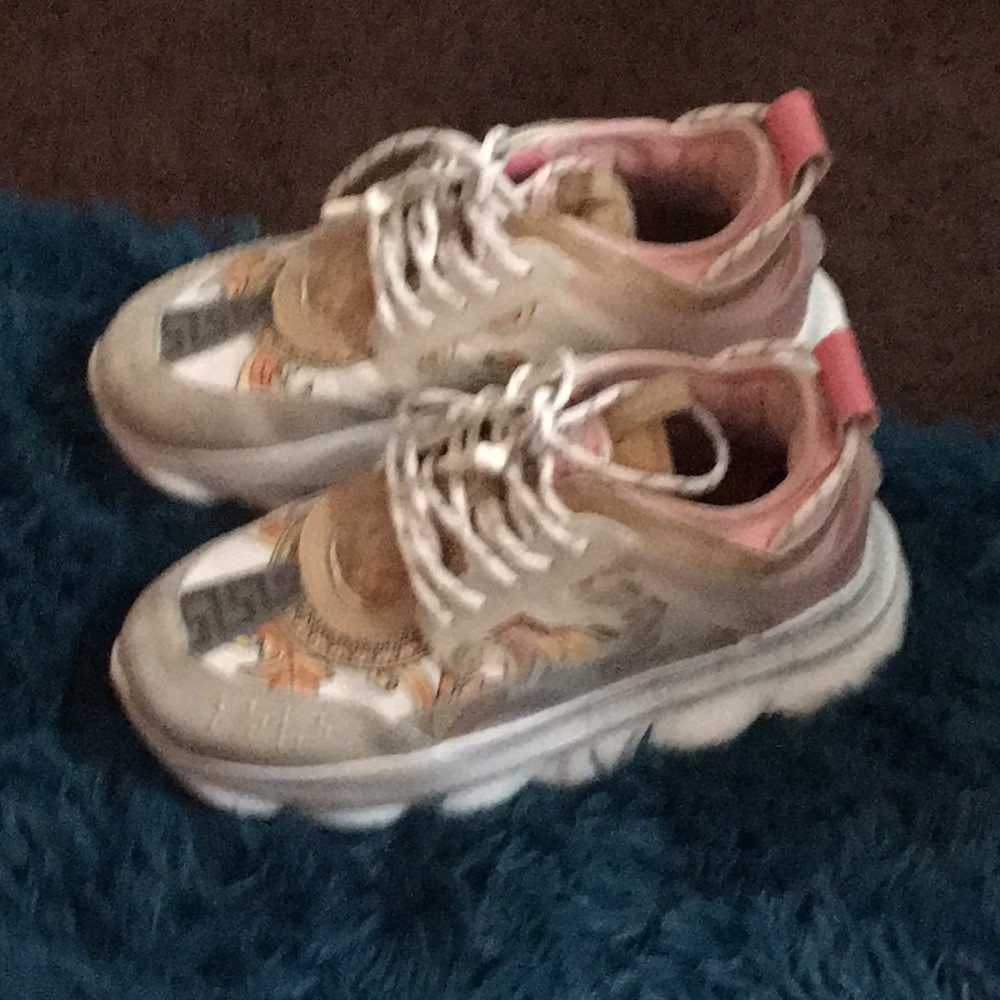 Versace chain reaction